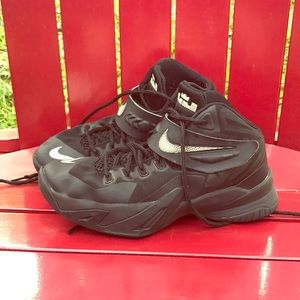 Nike Soldier VIII GS Lebron Boys Basketball Shoes